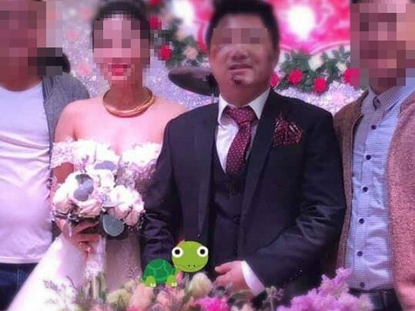 Thần thái ngời ngời đứng bên cô dâu trong ngày cưới, chú rể lại khiến quan khách phải thắc mắc vì lí do này...