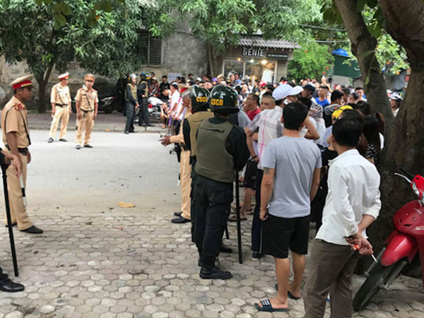Bắt giam người đàn ông vác dao dài hơn 1m vào trụ sở gào thét tìm Chủ tịch phường