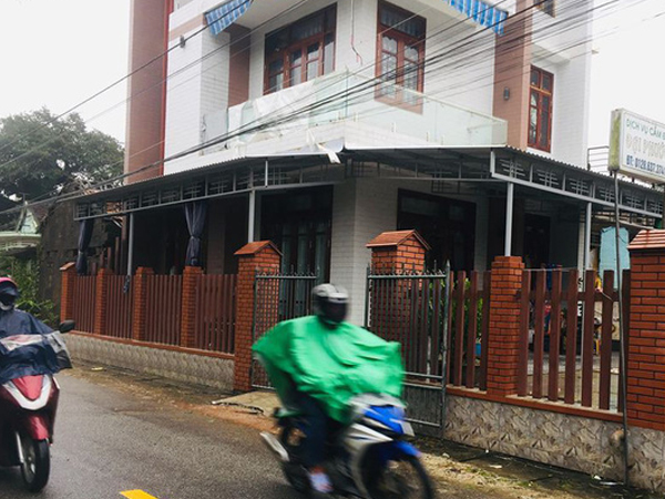 Bé gái 10 tuổi trong tiệm cầm đồ bị cướp đâm đã tử vong