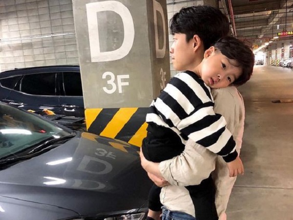 Cậu bé vừa sinh đã bị hàng xóm 'khẩu nghiệp' chỉ vì có xoáy ở lông mày, cư dân mạng phẫn nộ hô 'thất đức'