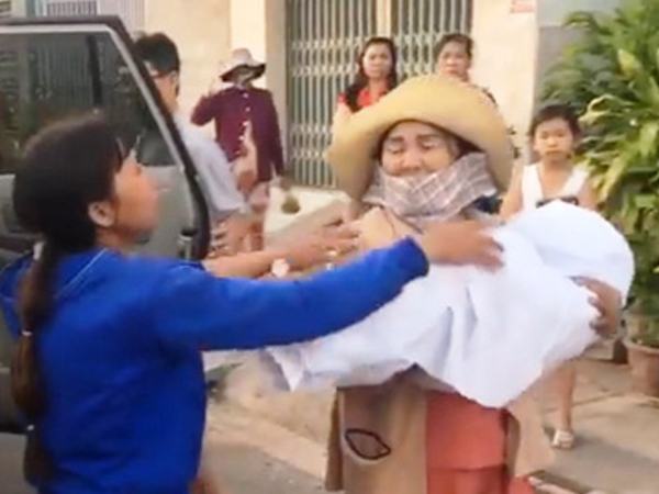 Đau đớn đón thi thể con chết bất thường tại nhà trẻ tư nhân