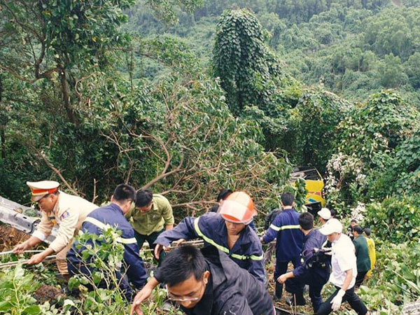 Người cứu 10 nạn nhân vụ xe khách lao xuống đèo Hải Vân: 'Nhiều em mắc kẹt trong xe gào khóc, kêu cứu thất thanh'