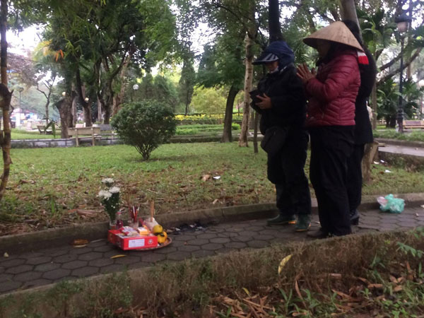 Người quen nói về hoàn cảnh cô gái tử vong lõa thể trong công viên Hà Nội: 'Tội nghiệp, mẹ mới mất chưa được 49 ngày'