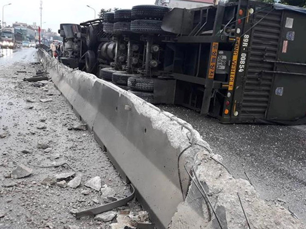 Tài xế ngủ gật, xe đầu kéo 'cày nát' 20 m dải phân cách trên quốc lộ 1