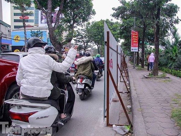 Vì sao Hà Nội xén vỉa hè, dải phân cách sát Tết?