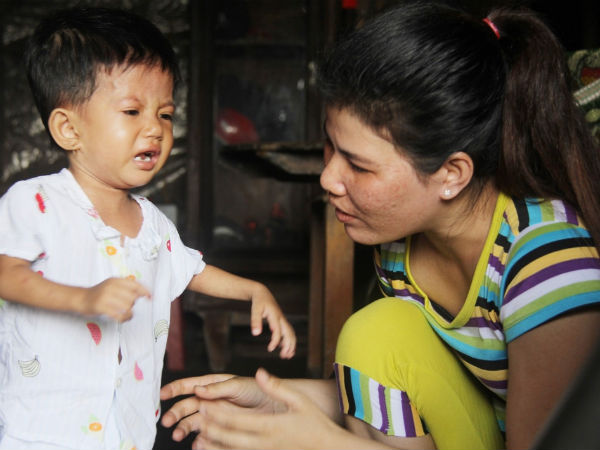 Lời khẩn cầu của người mẹ ôm con gái 2 tuổi bị hở van tim, chỉ nặng 6 ký mà không có tiền chạy chữa