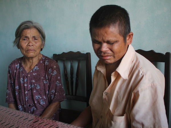 Người đàn ông mù đi ăn xin nuôi mẹ già bị ung thư