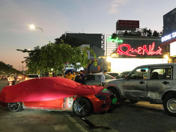 Xe BMW tông 3 ôtô ở Sài Gòn
