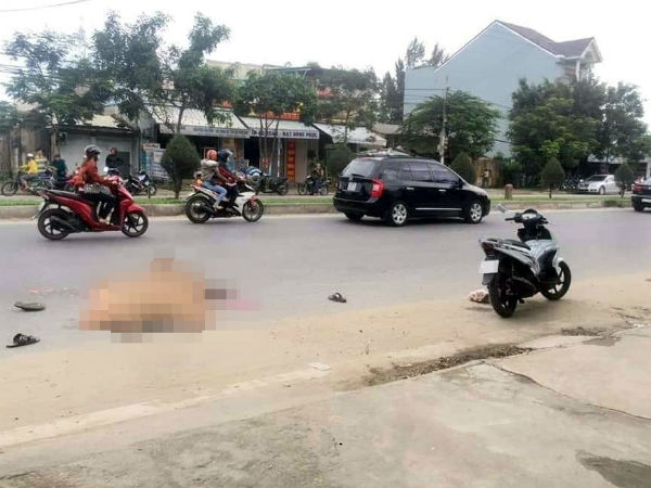 Xe máy va chạm xe tải, người phụ nữ chết thảm