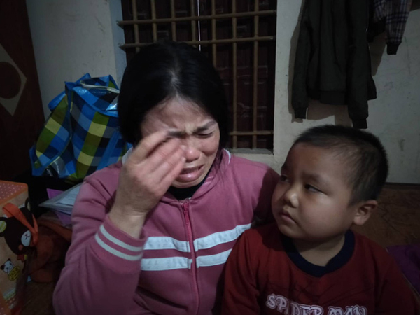 Câu hỏi của con trai 7 tuổi mắc bệnh ung thư máu khiến người mẹ khóc nghẹn: 'Nếu bán nhà thì mẹ con mình ở đâu hả mẹ?'