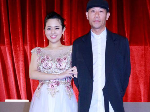 Cựu sao phim nóng Aoi Sora tiết lộ mang song thai