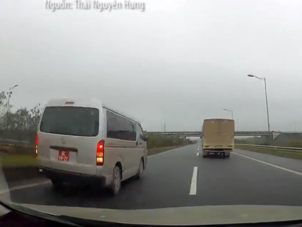 Đề nghị Bộ Quốc phòng xác minh xe biển đỏ chạy lùi trên cao tốc Hà Nội - Thái Nguyên