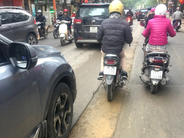 Đường ở Hà Nội bị đào xới gây tai nạn, thanh tra giao thông nói gì?