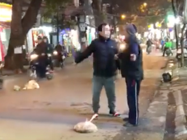 Hà Nội: Bị nhắc nhở vì vứt rác bừa bãi, người đàn ông to tiếng 'tao ném ra giữa đường chứ ném vào nhà mày à?'