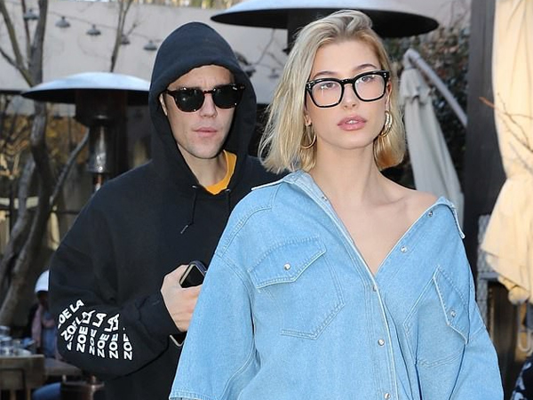 Justin Bieber nhăn mặt khó chịu xuất hiện bên Hailey sau khi bất ngờ dời ngày tổ chức đám cưới