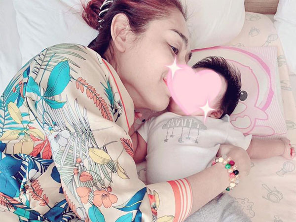 Lâm Khánh Chi khoe ảnh bế con trai đầu lòng bằng phương pháp mang thai hộ