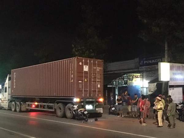 Mải nghe điện thoại khi đi xe máy, người đàn ông tông vào đuôi xe container giữa khuya
