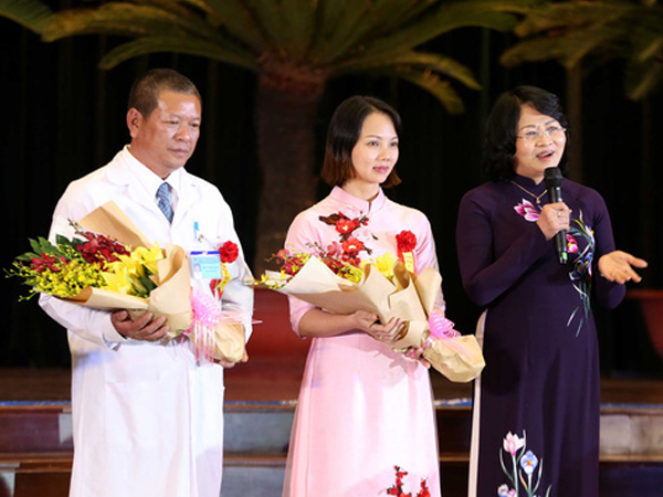 Nghe chuyện rơi nước mắt, Phó Chủ tịch nước tặng ngay 50 triệu đồng