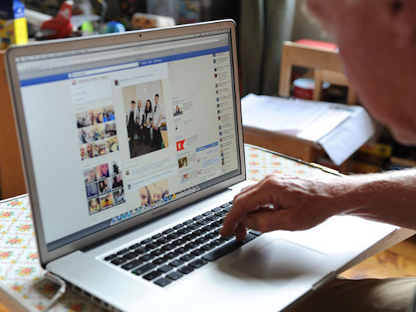 Người cao tuổi dễ mắc bẫy chia sẻ tin giả trên Facebook