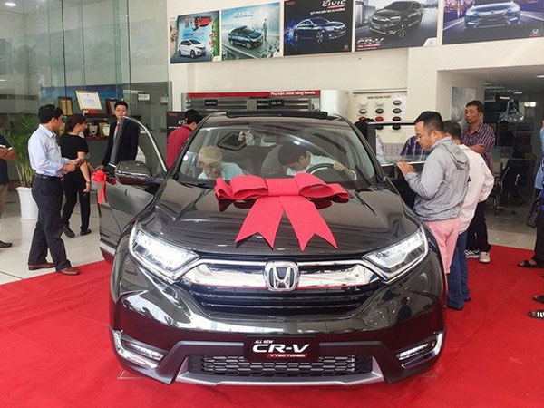 Nhiều hãng xe tại Việt Nam bó tay trước tình trạng 'bia kèm lạc' tại đại lý