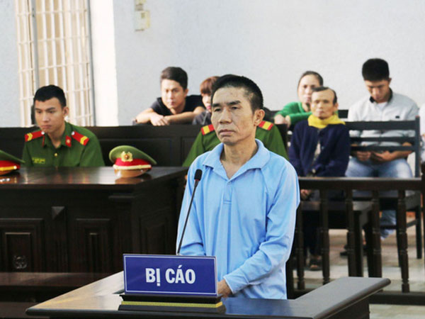 Níu kéo không thành, trút 'mưa dao' lên người vợ