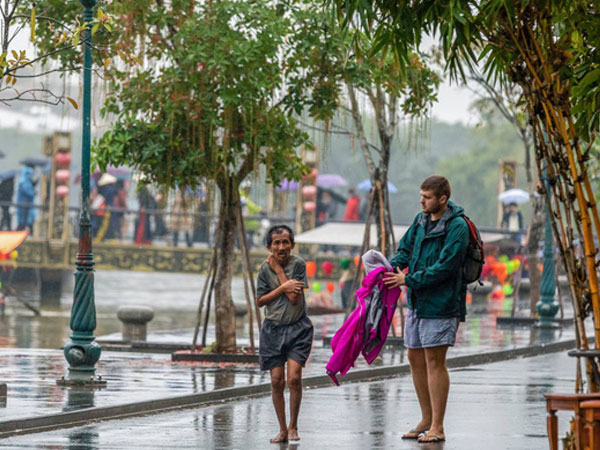 Thấy người đàn ông Việt co ro giữa mưa lạnh, chàng trai ngoại quốc đuổi theo và có hành động 'nghìn like'