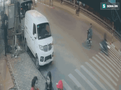 Video: Cú đâm rụng bánh đầy quyết đoán và pha đeo bám của 'hậu vệ' xe máy
