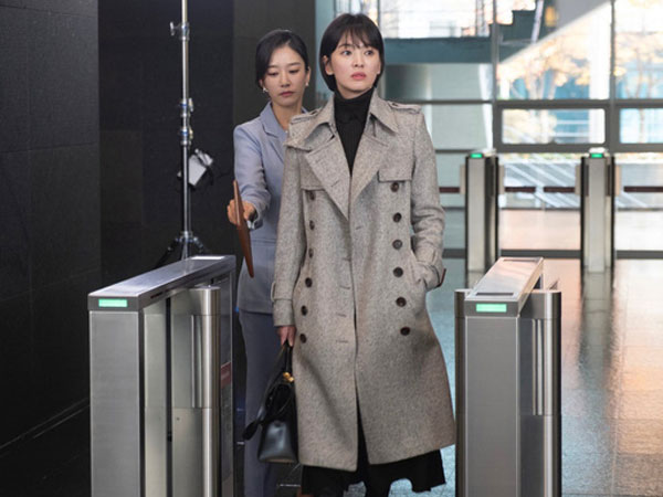Với 4 tips diện đồ ai cũng học được, Song Hye Kyo vừa hóa nữ thần công sở lại 'cưa đổ' trai trẻ trong Encounter