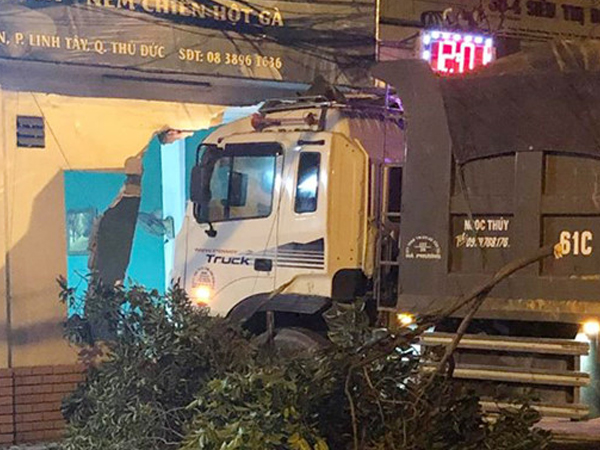 Xe tải đâm vào nhà dân giữa khuya ở Sài Gòn