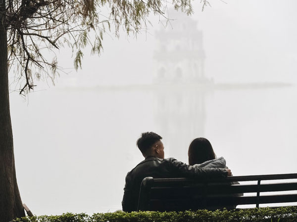Chùm ảnh: Sáng cuối tuần, sương mù dày đặc phủ kín Hà Nội khiến người dân ngỡ như đang ở Sapa