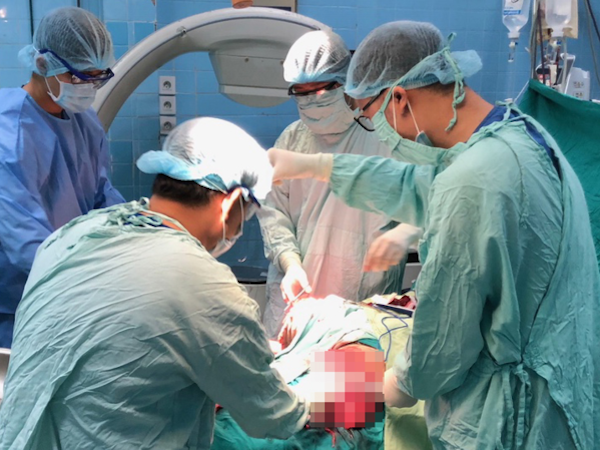 Cứu chàng trai bị đứt lìa cả hai chân