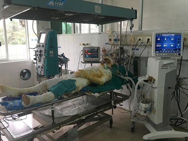 Lấy nước mắm, mỡ trăn chữa bỏng, ruồi nhặng theo bệnh nhân vào tận viện