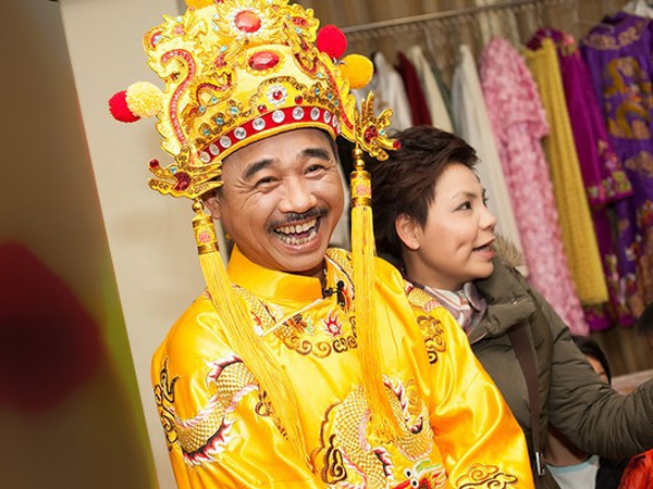 Dấy nghi vấn 'Ngọc Hoàng' Quốc Khánh sắp lấy vợ lần đầu ở tuổi 57