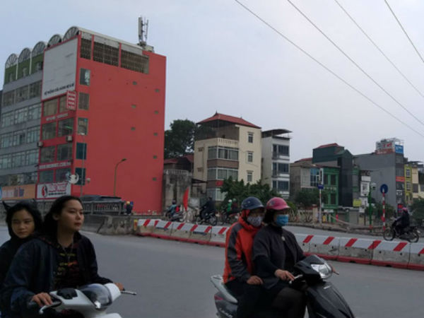 Hà Nội: Giải cứu bé gái 4 tuổi bị người đàn ông ngáo đá khống chế đi dọc phố Kim Đồng