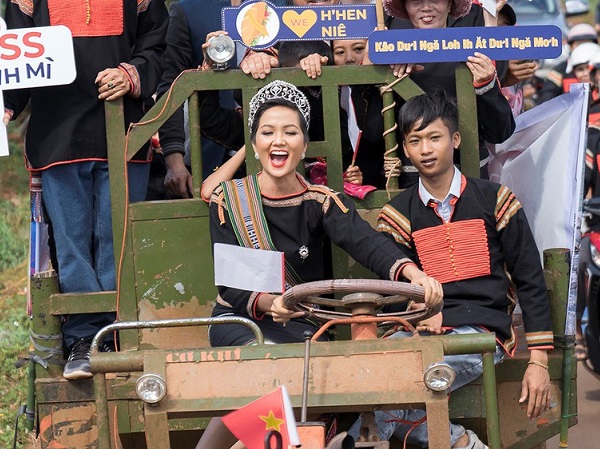 H’Hen Niê cưỡi công nông, xuất hiện ra sao trong Táo Quân 2019?