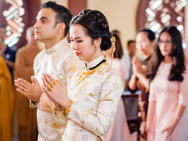 Ca sĩ Võ Hạ Trâm đeo đầy vàng ở lễ hằng thuận với chồng Ấn Độ