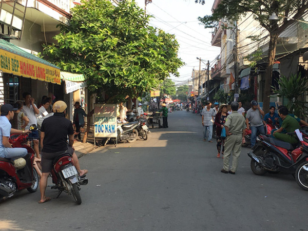 Gọi chồng dậy đi làm, phát hiện cơ thể tím tái dưới nền nhà, vợ la hét cầu cứu