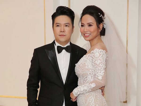 Lê Hiếu và vợ doanh nhân 9X tình tứ bên nhau tại đám cưới