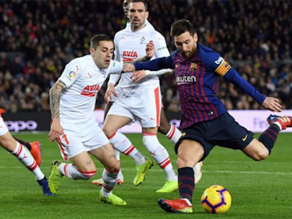 Messi ghi bàn thứ 400 nhanh hơn Ronaldo