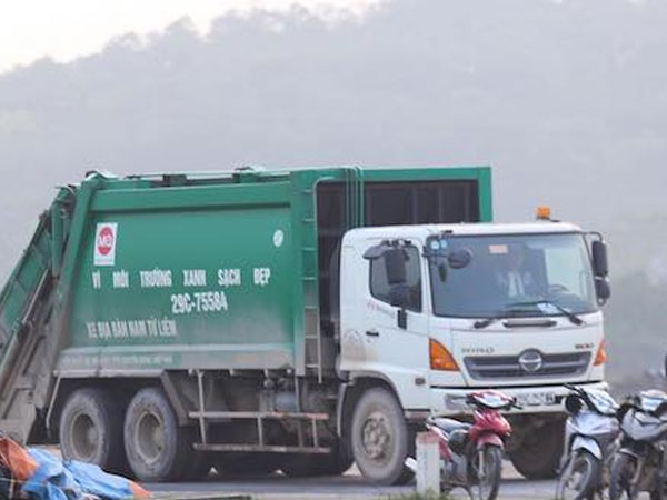 Người dân gỡ bỏ chướng ngại vật vào bãi rác Nam Sơn