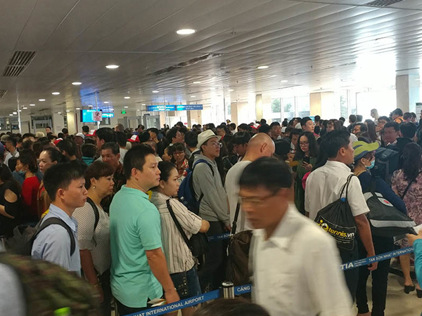 Tân Sơn Nhất khuyến cáo khách không bịt mặt đến sân bay dịp Tết