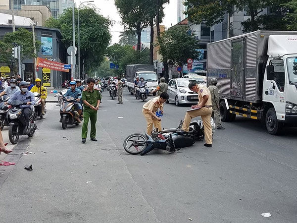 TP.HCM: 2 xe máy va chạm, cô gái đứt gần lìa chân trên đường đi làm