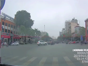 Video: Bé trai khóc thét vì mẹ chạy xe máy tạt đầu ôtô ngã nhào
