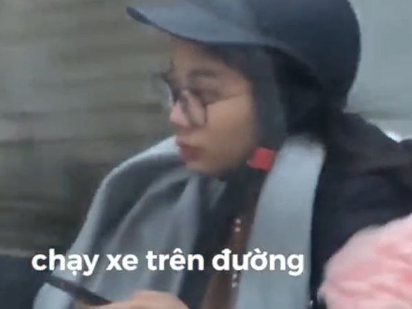Video: Cô gái vừa bấm điện thoại, vừa gác chân chạy xe trên đường