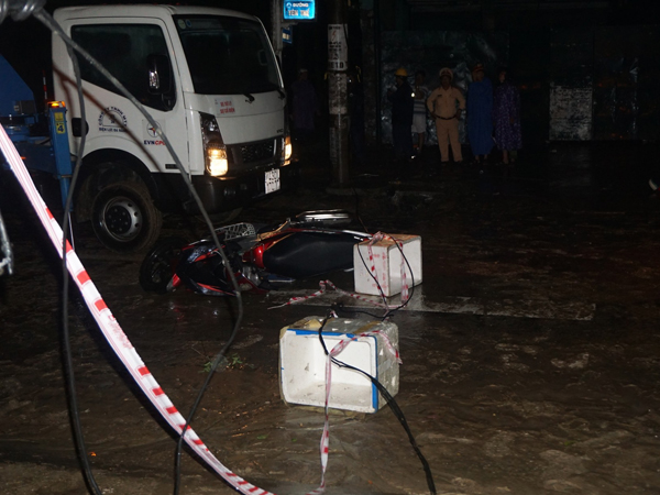 Vụ chồng chết, vợ nhập viện vì vướng dây điện sà xuống đường: Khởi tố 1 công nhân vận hành điện