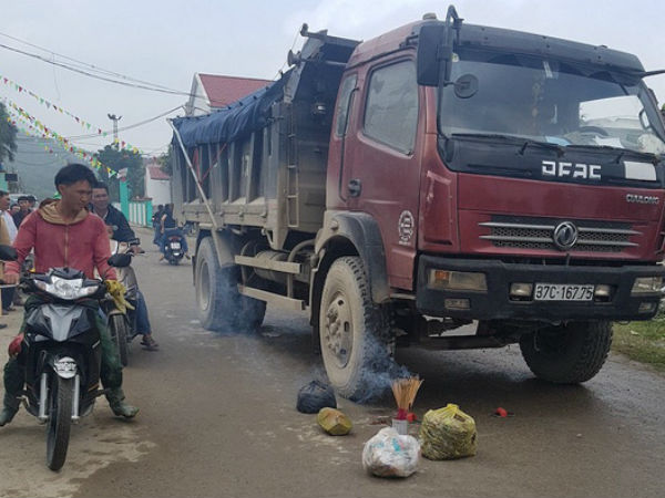 Chạy ra khỏi cổng trường mầm non, bé gái 4 tuổi bị xe ben cán tử vong