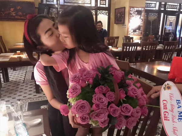 Mai Phương hạnh phúc tổ chức tiệc sinh nhật ấm áp bên gia đình sau 5 tháng tích cực điều trị ung thư