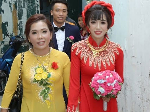 Mọi người ra mà xem: Mẹ chồng 'quyến rũ' nàng dâu làm bạn, 'bắt' giữ 2 cây vàng hồi môn; dụ hát karaoke, nhảy đầm...