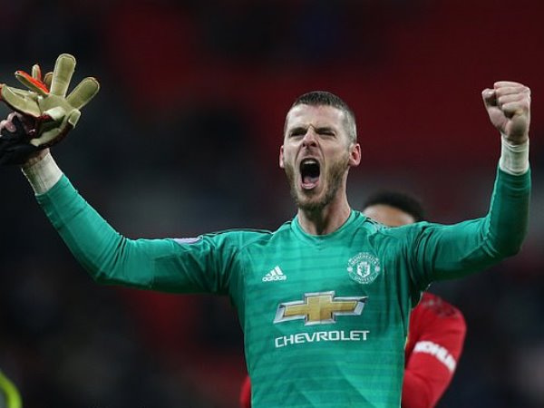 Vừa sắm vai người hùng, De Gea lại khiến CĐV M.U lo sốt vó