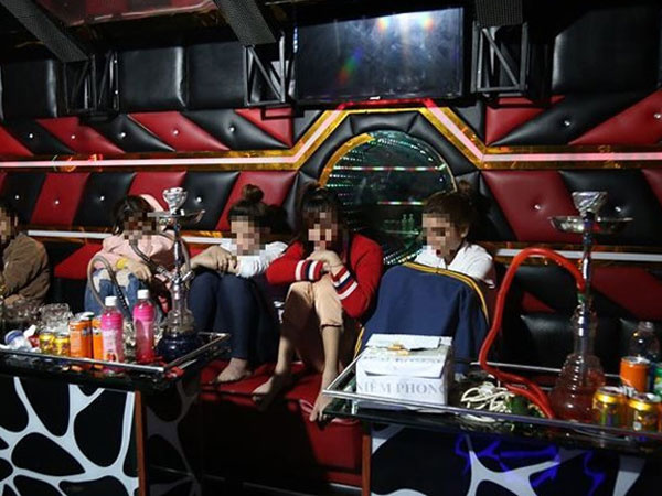 Bắt quả tang nhóm nam nữ tổ chức tiệc ma túy ở quán karaoke